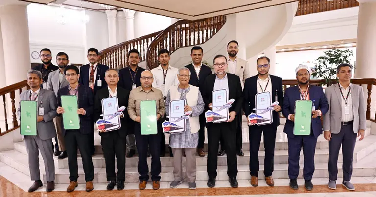 প্রধান উপদেষ্টার কাছে এই দুই ডিজিটাল পরিষেবার বিস্তারিত তুলে ধরেন সংশ্লিষ্ট ঊর্ধ্বতন কর্মকর্তারা।